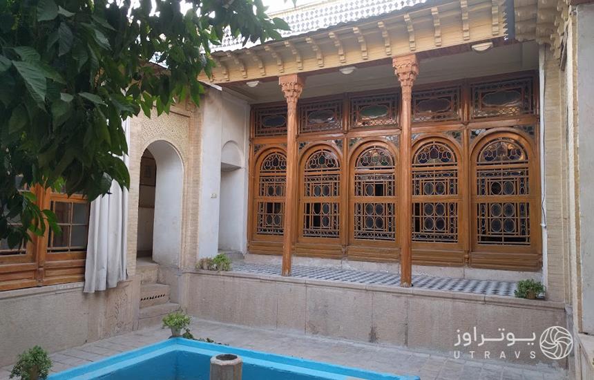 پنجره‌های ارسی در خانه فروغ‌الملک شیراز
